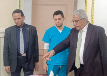 نائب رئيس جامعة الأزهر في جولة مفاجئة بعد منتصف الليل بمستشفيي الحسين والزهراء الجامعيين لمتابعة الخدمات المقدمة للمرضى
