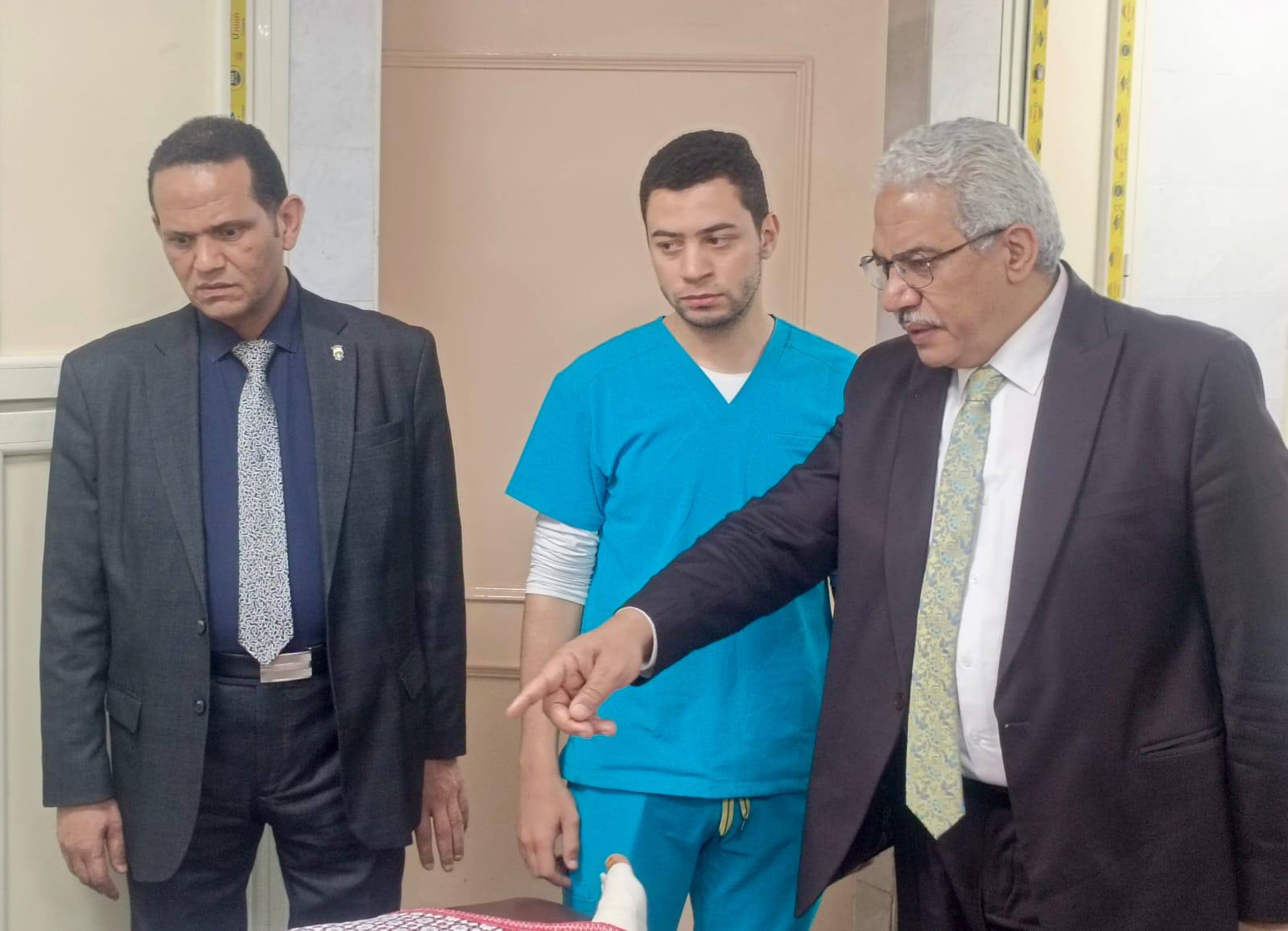 نائب رئيس جامعة الأزهر في جولة مفاجئة بعد منتصف الليل بمستشفيي الحسين والزهراء الجامعيين لمتابعة الخدمات المقدمة للمرضى