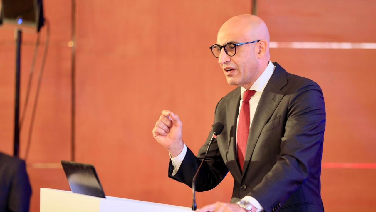 شهد السيد محمد عبد اللطيف وزير التربية والتعليم والتعليم الفنى، اليوم، انطلاق النسخة الخامسة من المعرض والملتقى الدولي للتعليم التكنولوجي والتدريب المهنى والمسار الوظيفى (EDU TECH 2026)، تحت عنوان «من الحوار إلى التنفيذ: بناء منظومة للذكاء الاصطناعي والمهارات والتنقل العالمي»، وذلك على مدار يومي ٢٠ و٢١ إبريل ٢٠٢٦. جاء ذلك بحضور، الدكتور على شمس رئيس اللجنة المنظمة للمؤتمر والدكتور أحمد ضاهر نائب الوزير، والدكتور أيمن بهاء الدين نائب الوزير، والسيد خلف الزناتى نقيب المعلمين ورئيس اتحاد المعلمين العرب، وقيادات التعليم الفنى بالوزارة، ولفيف من الخبراء المعنيين، وممثلى كبرى المؤسسات الدولية والوطنية. وأكد السيد الوزير، في كلمته خلال افتتاح الملتقى، على أهمية إعداد الطلاب لوظائف المستقبل، وهو ما يتطلب ضرورة تحرك الأنظمة التعليمية بالسرعة الكافية لمواكبتها.