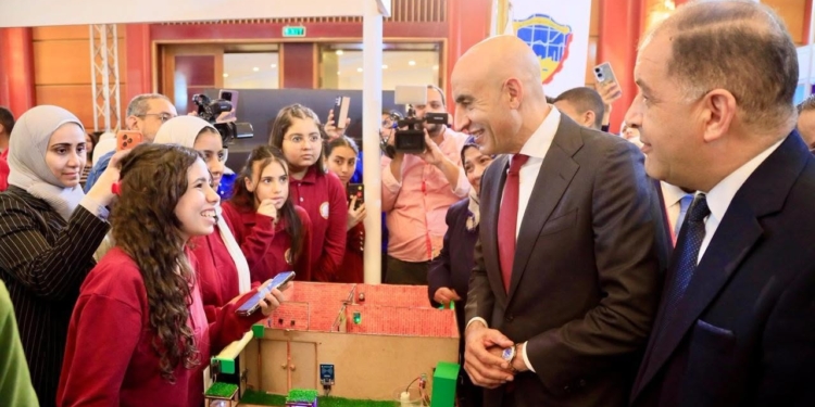 ة من الجلسات النقاشية التي تتناول محاور عدة، من بينها تفعيل تطبيقات الذكاء الاصطناعي عبر منظومة التعليم التكنولوجي في مصر،