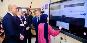 “عبداللطيف” يصطحب رئيسي جامعة هيروشيما و"سبريكس" لمتابعة التطبيق العملي لدراسة  مادة البرمجة 