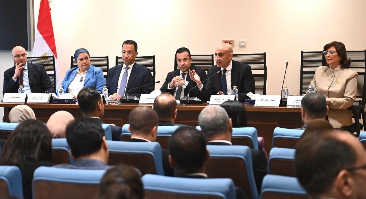 وزير التعليم: ندرس تخصيص باقات رقمية آمنة للطلاب تحت 18 عامًا