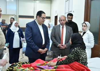 جولة لرئيس جامعة القاهرة للاطمئنان على حالة مرضى مستشفى الاستقبال والطوارئ.. ويؤكد انتظام تقديم الرعاية الطبية اللازمة لهم