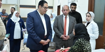 جولة لرئيس جامعة القاهرة للاطمئنان على حالة مرضى مستشفى الاستقبال والطوارئ.. ويؤكد انتظام تقديم الرعاية الطبية اللازمة لهم