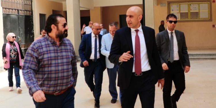 «عبداللطيف» يتفقد مدارس المرج لمتابعة خطة هيئة الأبنية لإنهاء الفترات المسائية للمرحلة الابتدائية
