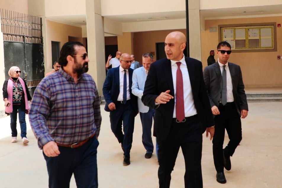 «عبداللطيف» يتفقد مدارس المرج لمتابعة خطة هيئة الأبنية لإنهاء الفترات المسائية للمرحلة الابتدائية