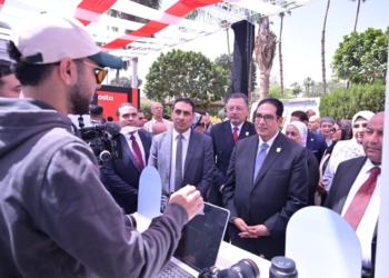 رئيس جامعة القاهرة وقيادات الجامعات يتفقدون المعرض الخاص بالشركات والمؤسسات والبنوك وكافة الكيانات المشاركة في ملتقى التوظيف بالجامعة