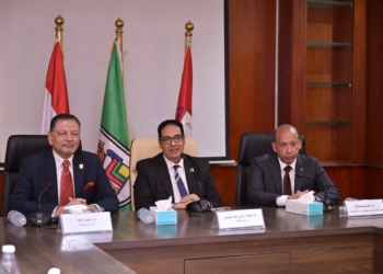 رئيس جامعة القاهرة يلتقى أعضاء القافلة التنموية الشاملة المتجهة إلى حلايب وشلاتين للتوعية والكشف الطبي والعلاج مجانا