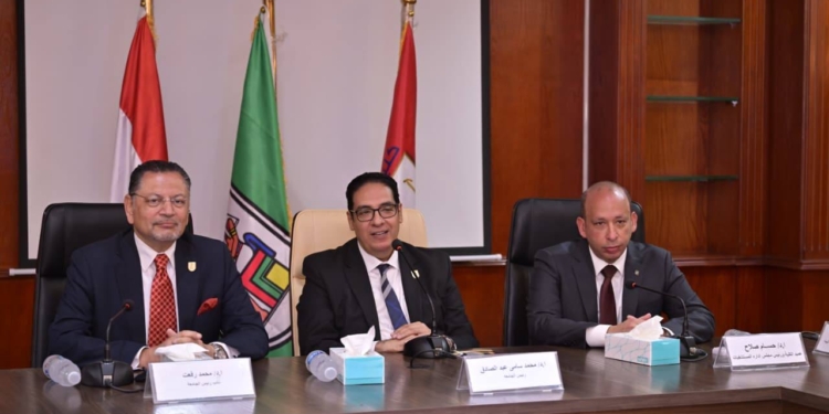 رئيس جامعة القاهرة يلتقى أعضاء القافلة التنموية الشاملة المتجهة إلى حلايب وشلاتين للتوعية والكشف الطبي والعلاج مجانا