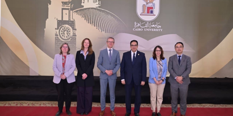 رئيس جامعة القاهرة يستقبل رئيس جامعة ليدن الهولندية لبحث تعزيز التعاون المشترك بين الجامعتين أكاديميا وبحثيا
