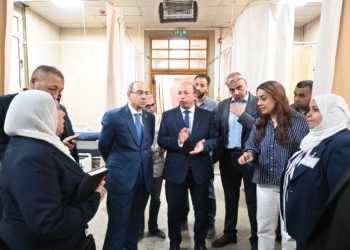 عميد طب قصر العيني يتفقد مرضى رعاية الطوارئ بـ “قسم 5”