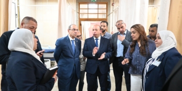 عميد طب قصر العيني يتفقد مرضى رعاية الطوارئ بـ “قسم 5”