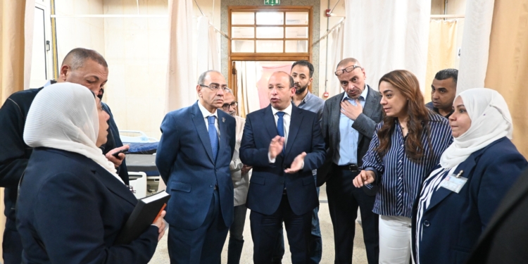 عميد طب قصر العيني يتفقد مرضى رعاية الطوارئ بـ “قسم 5”
