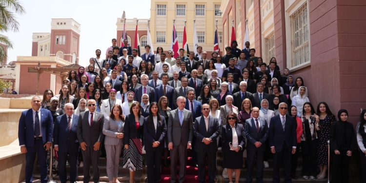 أمير رومانيا يختتم زيارته لمصر  بندوة بالجامعة البريطانية ويشهد معرض فني عن التاج الملكي