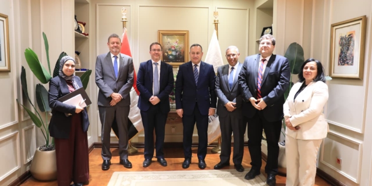 وزير التعليم العالي يبحث مع السفير البريطاني التعاون في التعليم التكنولوجي ودعم المشروعات البحثية