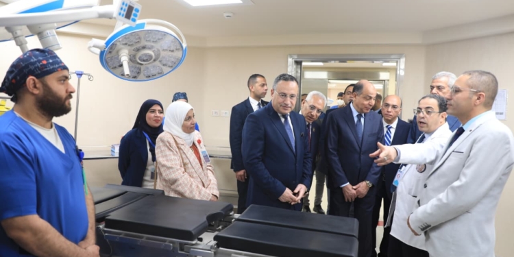 وزير التعليم العالى فى مستشفى الاطفال بالمنيا