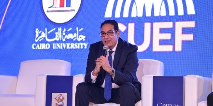 رئيس جامعة القاهرة يناقش مع الطلاب ايجابيات ملتقى التوظيف والتدريب مقترحات تطويره