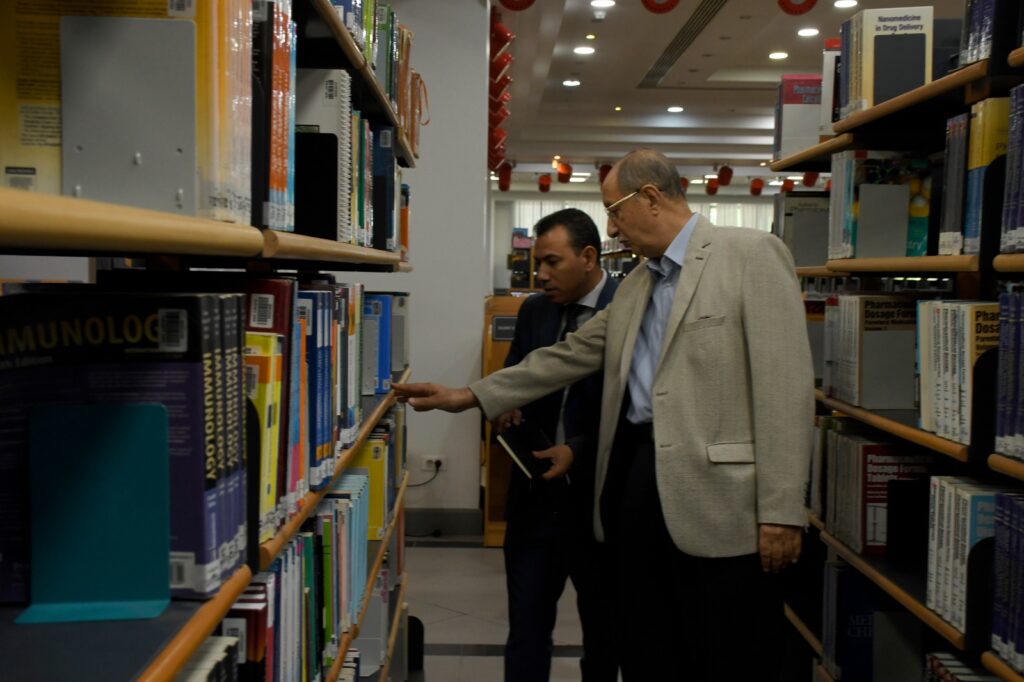 د صلاح فى مكتبة الجامعة الألمانية