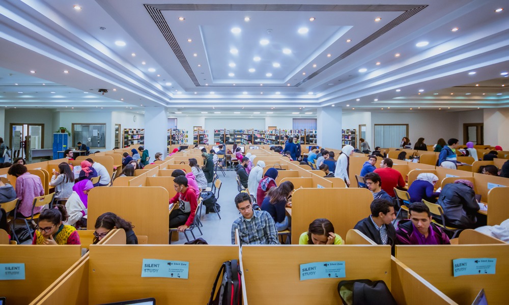 طلاب الجامعة الألمانية وأوقات فى المكتبة