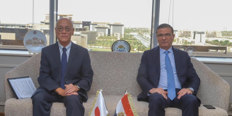وزير الزراعة مع السفير البابانى