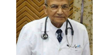 عميد طب قصر العيني يهنئ الدكتور شريف مختار رائد طب الحالات الحرجة بفوزه بجائزة «الطبيب العربي»