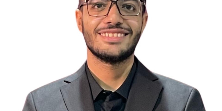 رئيس جامعة القاهرة يهنئ الطالب محمد ياسر بكلية الهندسة لفوزه بالميدالية الذهبية والمركز الأول عالميًا في جائزة تشارلز ماين للقيادة الطلابية