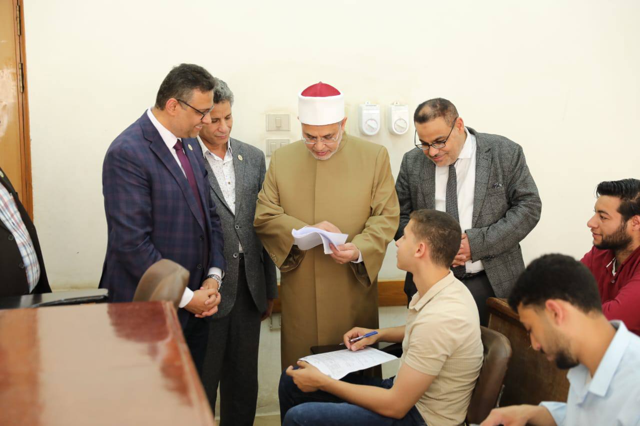 رئيس جامعة الأزهر يتابع سير امتحانات نهاية الفصل الدراسي الثاني بكليتي اللغات والترجمة والإعلام للبنين