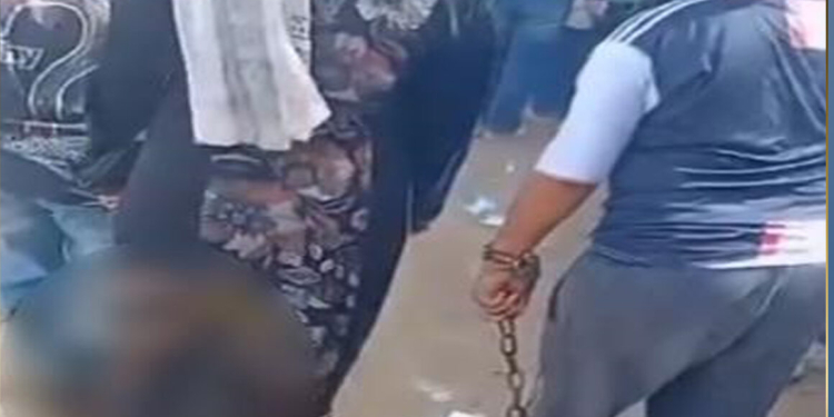 «كان بيهرب من المدرسة».. الداخلية تكشف سر تقييد أم لطفلها بسلسلة حديدية