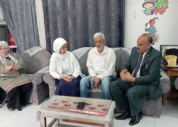 وكيل التعليم ببني سويف يزور مدرسة طالبة تنمر وجبة الفول ويلتقي والداها