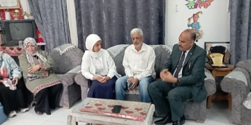 وكيل التعليم ببني سويف يزور مدرسة طالبة تنمر وجبة الفول ويلتقي والداها