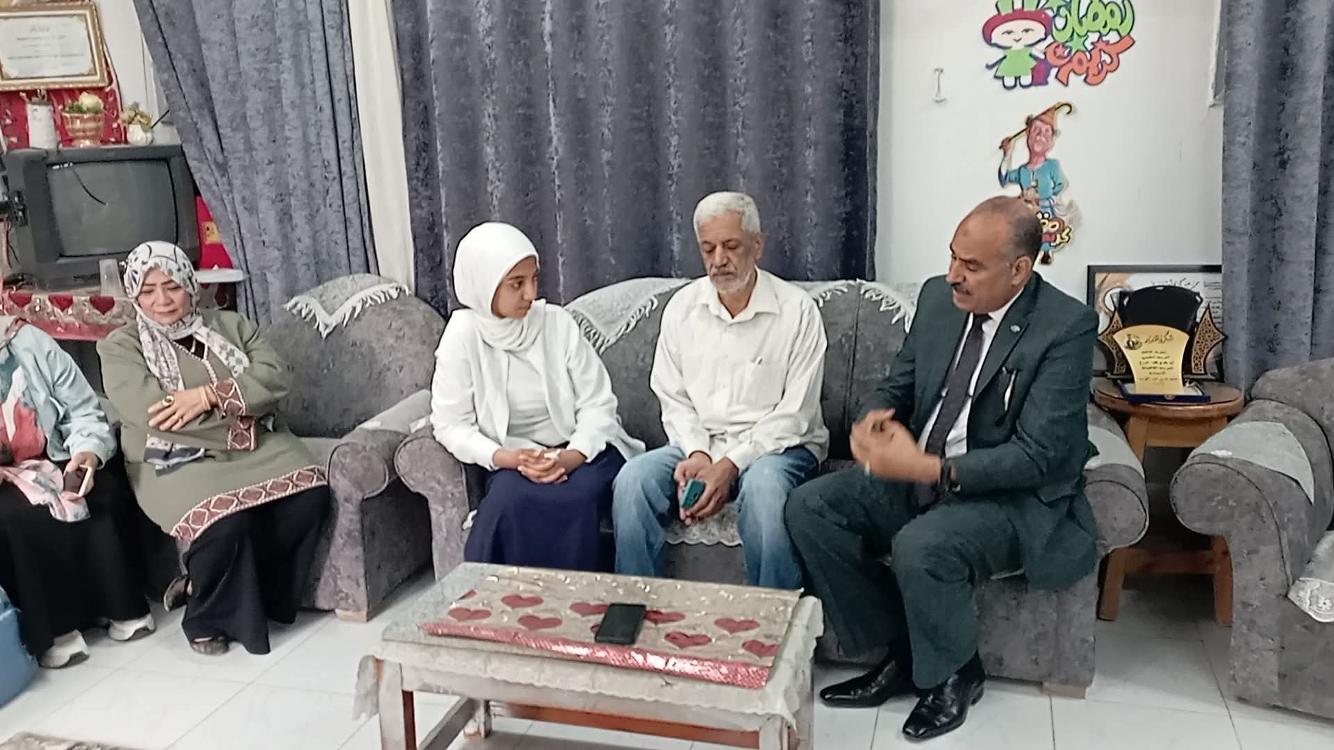 وكيل التعليم ببني سويف يزور مدرسة طالبة تنمر وجبة الفول ويلتقي والداها