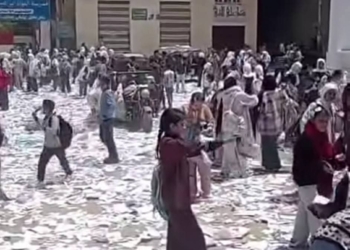 تلاميذ مدرسة بالدقهلية يمزقون الكتب بعد انتهاء امتحانات إبريل.. و«معلم» يعلق
