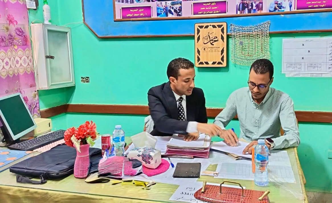 «النيابة الإدارية» تحقق بشكوى تحرش معلم عربي بالتلميذات وتهديدهن بالتلاعب بدرجاتهن