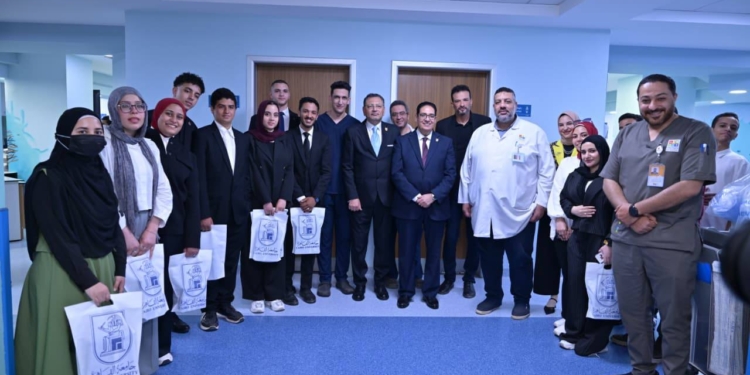 في إطار منصة «أثر»: جامعة القاهرة في زيارة إلى مستشفى الناس وتتعرّف عن قرب على نموذج رائد في الرعاية الصحية المجانية