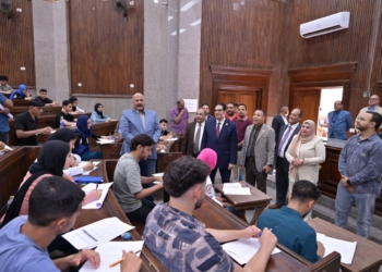 رئيس جامعة القاهرة يتابع انتظام امتحانات الفصل الدراسي الثاني ويشدد على توفير بيئة امتحانية منضبطة وآمنة
