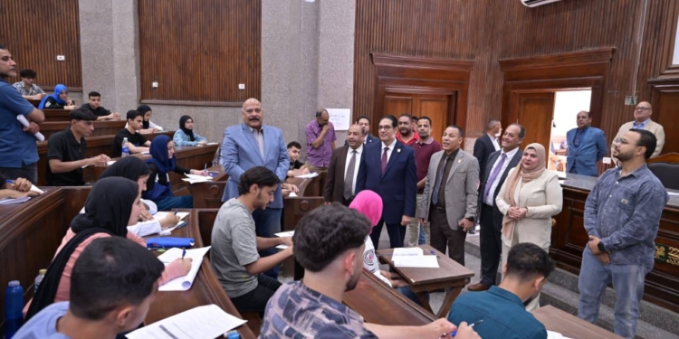 رئيس جامعة القاهرة يتابع انتظام امتحانات الفصل الدراسي الثاني ويشدد على توفير بيئة امتحانية منضبطة وآمنة