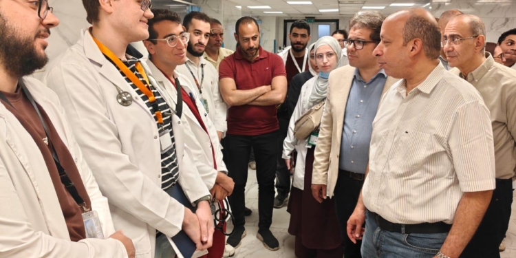 عميد طب قصر العيني يتفقد مستشفى الطوارئ خلال إجازة العيد