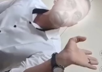 "الساعة الذكية" كلمة السر.. قرار عاجل من التعليم بشأن طلب وكيل مدرسة رشوة "جنسية" من ولية أمر
