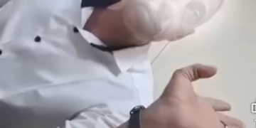 "الساعة الذكية" كلمة السر.. قرار عاجل من التعليم بشأن طلب وكيل مدرسة رشوة "جنسية" من ولية أمر