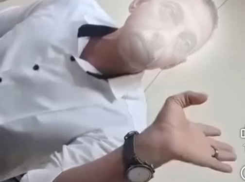 "الساعة الذكية" كلمة السر.. قرار عاجل من التعليم بشأن طلب وكيل مدرسة رشوة "جنسية" من ولية أمر