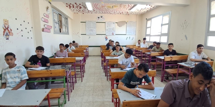 احتفالًا بانتهاء امتحانات الإعدادية.. "فيديو" تسكير مقاعد وتخريب داخل مدرسة والداخلية تتحرك
