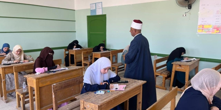بتوجيهات شيخ الأزهر.. قرار جديد لصالح طلاب الثانوية الأزهرية في امتحاني النحو والفيزياء