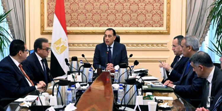 رئيس الوزراء يتابع مستجدات الموقف التنفيذي لمستشفى “500500”