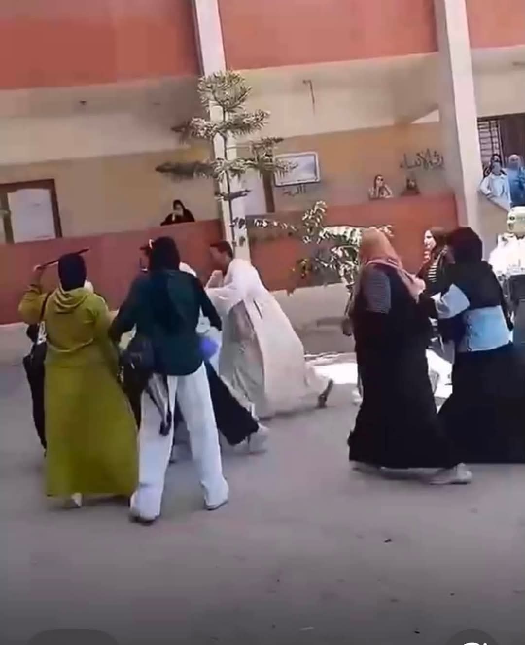 «التعليم» تكشف مفاجأة عن واقعة ضرب معلمة لرفضها السماح بالغش بامتحانات الشهادة الإعدادية