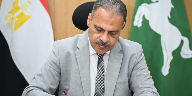 محافظ الشرقية يُجري حركة تنقلات بين لوكلاء ومديري الإدارات التعليمية