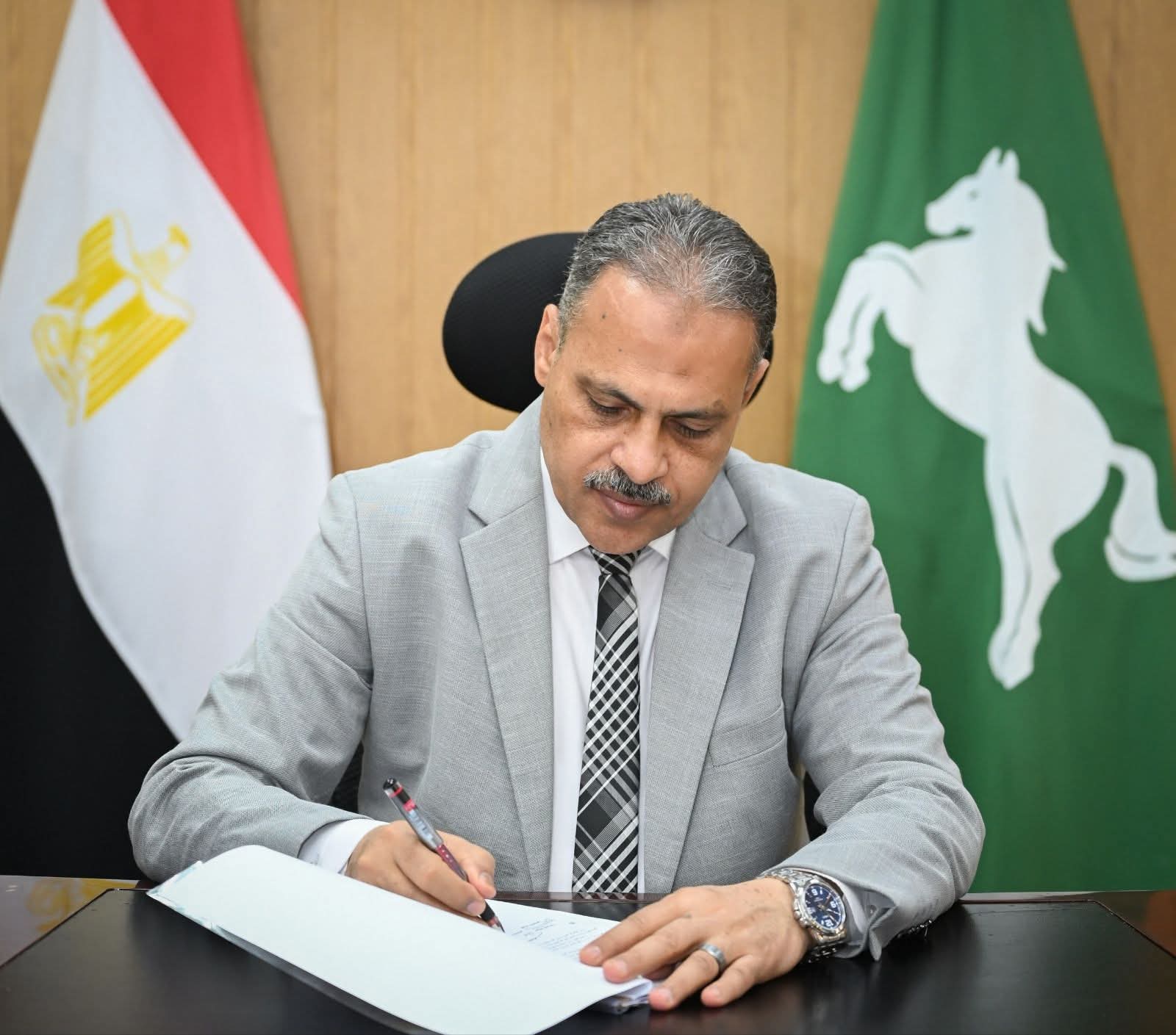 محافظ الشرقية يُجري حركة تنقلات بين لوكلاء ومديري الإدارات التعليمية