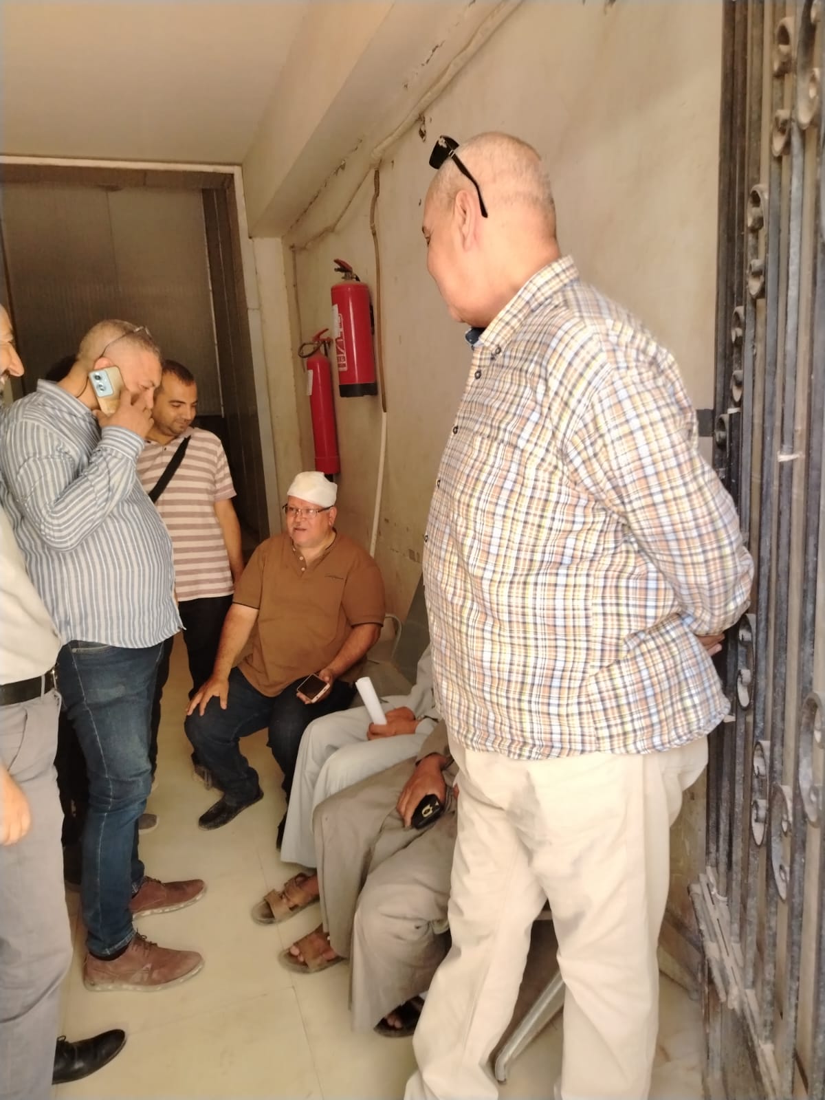 وفد «المعلمين» و«تعليم بأسيوط» يطمئن على الحالة الصحية للمراقبين المصابين