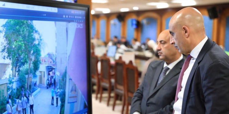 الثانوية العامة 2026.. «عبداللطيف» يتابع انتظام أول أيام الامتحانات من غرفة العمليات