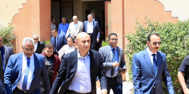 «عبداللطيف» يتفقد مدرسة بسوهاج شهدت أعمال شغب بختام امتحانات الشهادة الإعدادية