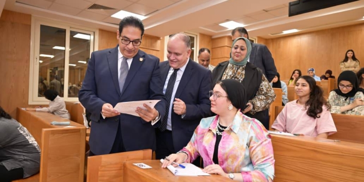 رئيس جامعة القاهرة يتابع سير امتحانات نهاية الفصل الدراسي الثاني بجامعة القاهرة الأهلية والفرع الدولي